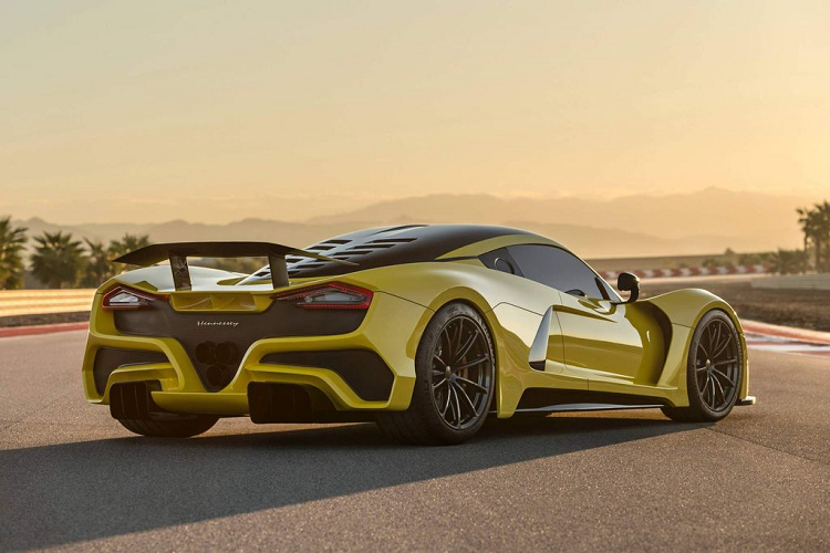 Tất nhiên, điểm khiến siêu xe Hennessey Venom F5 thu hút giới truyền thông và tín đồ mê xe trên thế giới nhất chính là sức mạnh của nó. Từ khối động cơ V8 6.6L tăng áp kép do chính hãng Hennessey chế tạo, mẫu hypercar đình đám này có thể sản sinh ra công suất lên tới 1.817 mã lực tại 8.200 vòng/phút và 1.617 Nm mô-men xoắn tại 5.500 vòng/phút.
