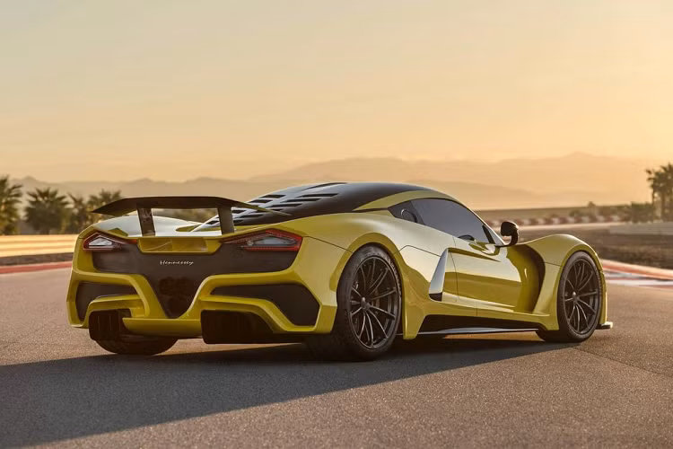 Tất nhiên, điểm khiến siêu xe Hennessey Venom F5 thu hút giới truyền thông và tín đồ mê xe trên thế giới nhất chính là sức mạnh của nó. Từ khối động cơ V8 6.6L tăng áp kép do chính hãng Hennessey chế tạo, mẫu hypercar đình đám này có thể sản sinh ra công suất lên tới 1.817 mã lực tại 8.200 vòng/phút và 1.617 Nm mô-men xoắn tại 5.500 vòng/phút.