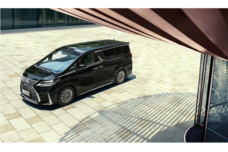 Bước vào không gian nội thất, Lexus LM được chào bán tại Việt Nam thuộc phiên bản LM 300h Royal Lounge với cấu hình chỉ 4 ghế ngồi, đây cũng chính là phiên bản cao nhất của dòng LM. Các trang bị có thể kể tới như vách ngăn cabin trước sau độc lập, hệ thống loa Mark Levinson 26 loa, màn hình TV 26 inch, cửa sổ trời, Massage ghế, sưởi ấm/làm mát ghế, bệ tì chân, đèn nội thất, nước hoa, tủ lạnh...