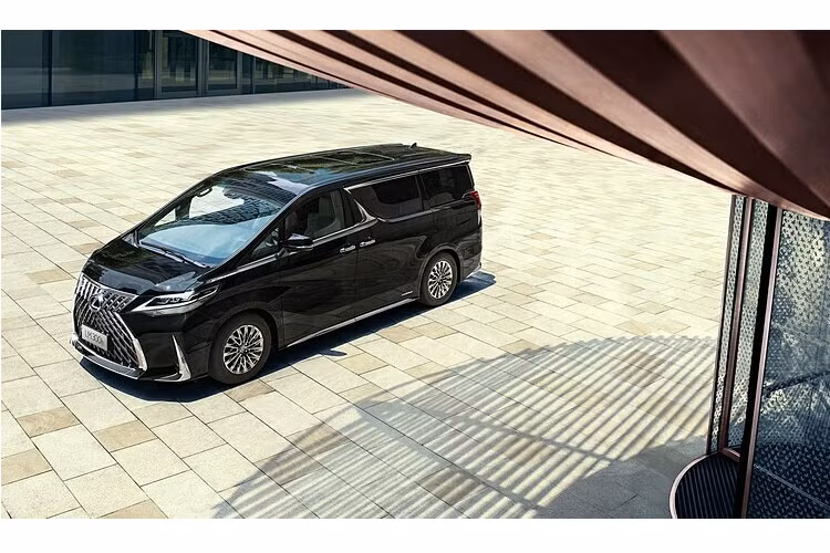 Bước vào không gian nội thất, Lexus LM được chào bán tại Việt Nam thuộc phiên bản LM 300h Royal Lounge với cấu hình chỉ 4 ghế ngồi, đây cũng chính là phiên bản cao nhất của dòng LM. Các trang bị có thể kể tới như vách ngăn cabin trước sau độc lập, hệ thống loa Mark Levinson 26 loa, màn hình TV 26 inch, cửa sổ trời, Massage ghế, sưởi ấm/làm mát ghế, bệ tì chân, đèn nội thất, nước hoa, tủ lạnh...