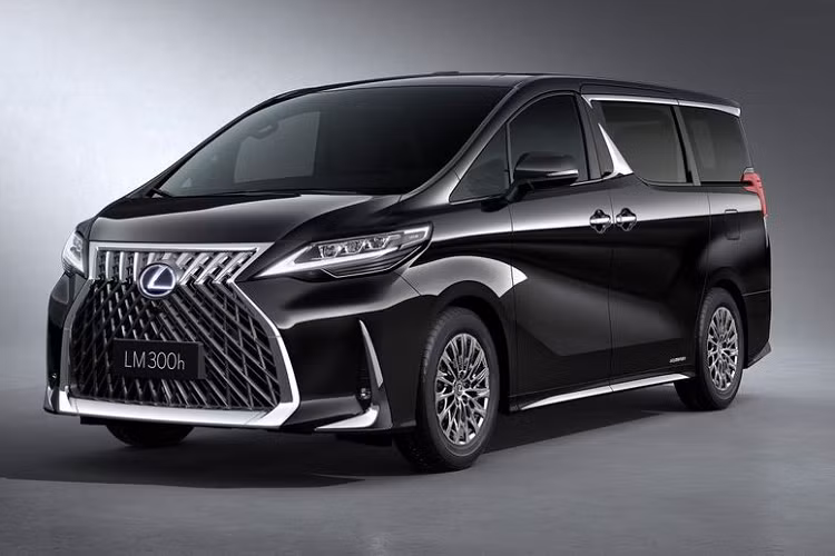 Lexus LM hoàn toàn mới trình làng toàn cầu hồi tháng 4/2019. Đây là mẫu MPV đầu tiên trong gia đình Lexus và được phát triển trên cơ sở của mẫu Toyota Alphard. Về thiết kế ngoại thất, ở phần đầu xe, Lexus LM sở hữu một ngôn ngữ thiết kế mang đậm chất Lexus với mặt ca-lăng hình đồng hồ cát, bao quanh là những đường viền mạ chrome sáng bóng cùng các chi tiết bên trong kiểu mạng nhện, dầy đặc và sắc cạnh.