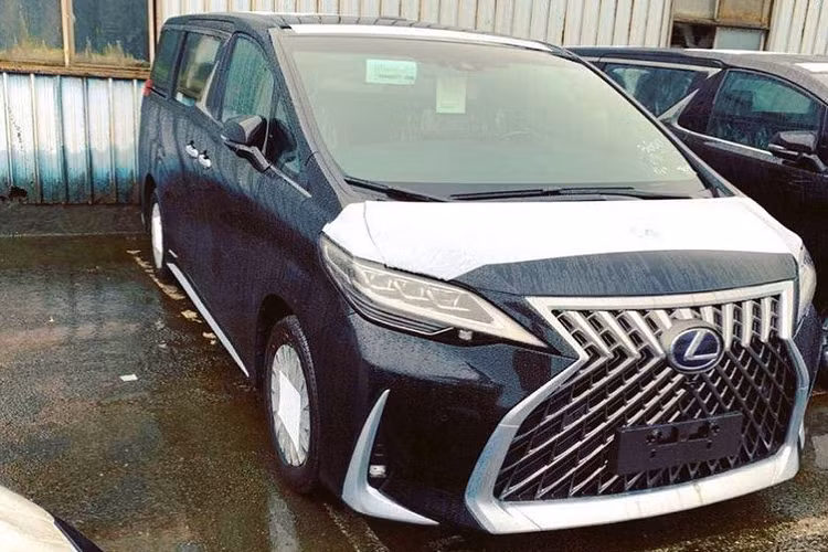 Mới đây, một đại lý tư nhân trong nước đã đưa ra thông tin sẽ nhập khẩu chiếc MPV hạng sang Lexus LM 300h mới. Theo một số nguồn tin, chiếc xe được thiết lập cấu hình chỉ 4 chỗ ngồi và sử dụng động cơ hybrid hiện đại. Hiện tại, Lexus Việt Nam chưa đưa ra thông báo gì về việc sẽ đưa mẫu MPV này về ra mắt công chúng trong nước.