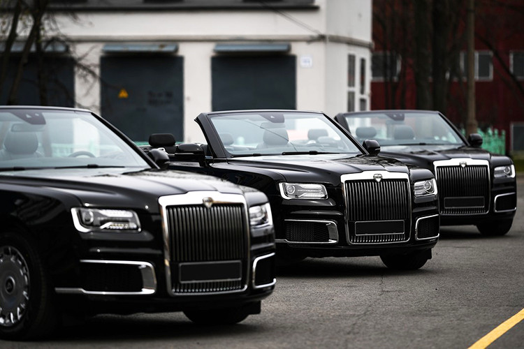 Giá xe Aurus Senat mới dự kiến khi ra mắt chỉ 160.000 USD, nhưng thực tế, mức giá được công bố là 274.000 USD (tương đương khoảng 6,5 tỷ đồng). Hãng đã nhận đặt hàng và dự kiến giao xe trong 2020 này. Phiên bản mui trần hiện chưa công bố mức giá chính thức.