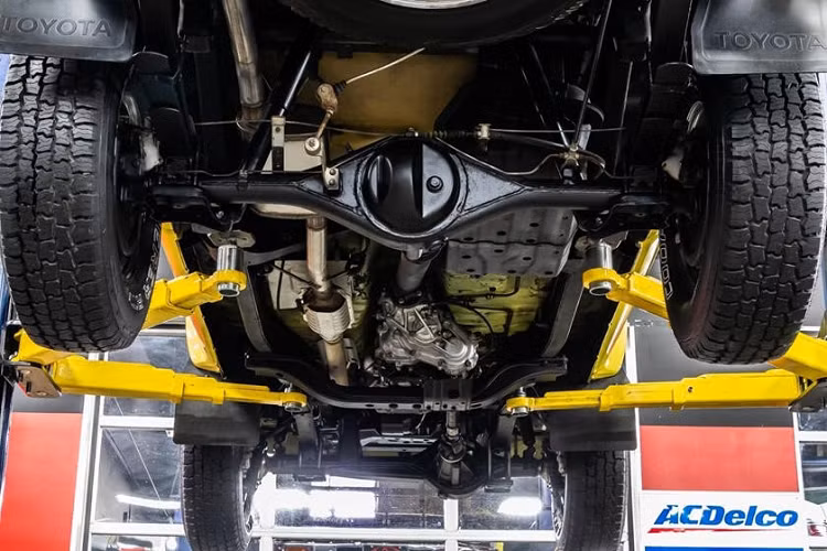 Bản thân quá trình biến đổi cũng rất đơn giản, bao gồm một phần thân vỏ sợi thủy tinh, mái che, tường bên thùng xe, và một cánh cửa phía sau. Bộ phận ghế sau cũng có thể gập phẳng xuống để tăng cường không gian chứa hàng hóa. Tất cả xe Trekker đều có trang bị một động cơ I4 dung tích 2.4 lít với bộ phun nhiên liệu. Tổng công suất chỉ là 97 mã lực và 174 Nm mô-men xoắn cực đại, và ghép cặp tới một hộp số sàn 5 cấp.