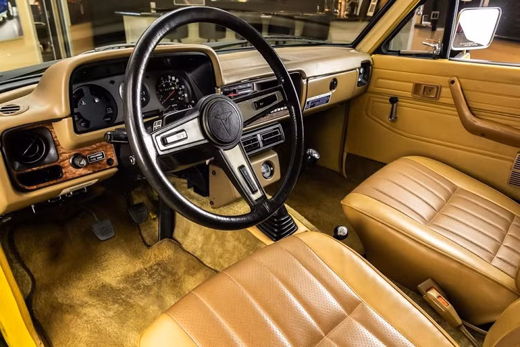 Chiếc Toyota Trekker 1981 quý hiếm mà chúng ta nói đến ở đây đang được rao bán bởi Vanguard Motor Sales tại Michigan, Mỹ. Nó là một sản phẩm gợi nhớ về một thời đại mà SUV không chỉ đơn thuàn là xe bán tải với ghế ngồi phía sau và thùng xe che kín. Trekker là một phần quan trọng trong lịch sử của Toyota bởi nó là một trong những chiếc xe biến đổi bán tải sang SUV đầu tiên.