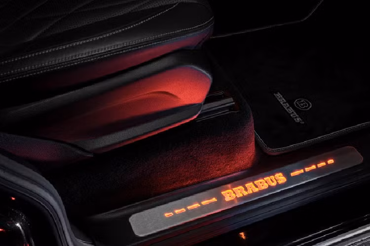 Ngoài vòng đèn LED hình tròn gắn xung quanh đèn pha (như Mercedes-AMG G63 bản thường), Brabus 700 Widestar còn có thêm dải đèn LED phía dưới.