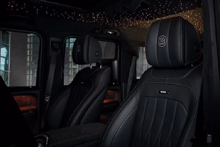 Vô lăng dùng sợi carbon, khu trung tâm bọc vải Alcantara cao cấp kết hợp với ghế da, thêu logo Brabus vào tựa đầu, Brabus 700 Widestar toát lên vẻ sang trọng, ấn tượng.