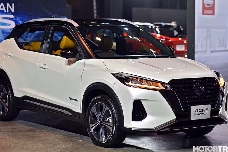 Khi chính thức bán ra, Nissan Kicks 2021 cạnh tranh trực tiếp với các đối thủ như Honda HR-V, Toyota C-HR, Kia Seltos hay Hyundai Kona. Khả năng về Việt Nam của Nissan Kicks ePower không cao dù phân khúc crossover đô thị này đang vô cùng sôi động. Ford EcoSport khai phá phân khúc này nhưng hiện cũng đang phải cạnh tranh quyết liệt với Honda HR-V và Hyundai Kona. Sắp tới Kia Seltos cập bến Việt Nam, phân khúc này hứa hẹn sẽ còn hấp dẫn hơn nữa.
