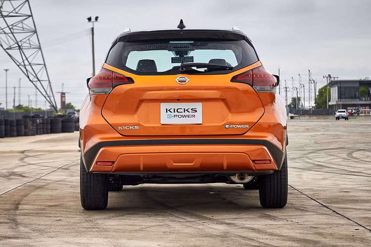 Ngoại hình Nissan Kicks 2021 mới tại Nhật cũng tương tự bản tại Thái. Xe nổi bật với cụm đèn pha LED có thiết kế mảnh hơn, dãy LED ban ngày có hình dạng boomerang. E-Power 2021 vẫn giữ nguyên triết lý thiết kế lưới tản nhiệt V-Motion nhưng lớn hơn.