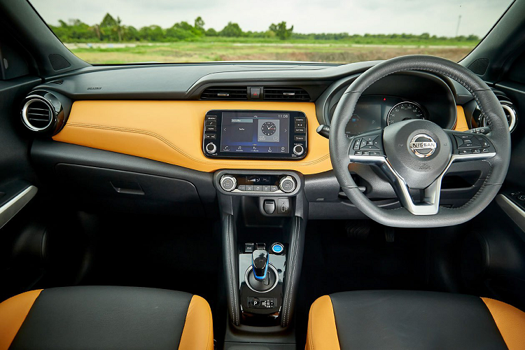 Ở phía sau, đèn hậu LED được tái thiết kế với đồ họa ánh sáng hình boomerang tương tự. Hoàn thiện ngoại hình là bộ mâm đa chấu kích thước 17 inch. Nissan Kicks e-Power cung cấp tùy chọn 13 màu ngoại thất, trong đó có 9 màu đơn và 4 màu 2 tone (nóc xe màu đen).