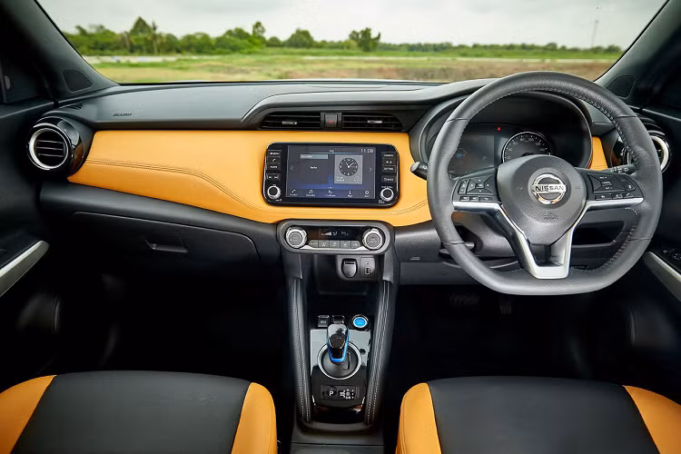 Ở phía sau, đèn hậu LED được tái thiết kế với đồ họa ánh sáng hình boomerang tương tự. Hoàn thiện ngoại hình là bộ mâm đa chấu kích thước 17 inch. Nissan Kicks e-Power cung cấp tùy chọn 13 màu ngoại thất, trong đó có 9 màu đơn và 4 màu 2 tone (nóc xe màu đen).