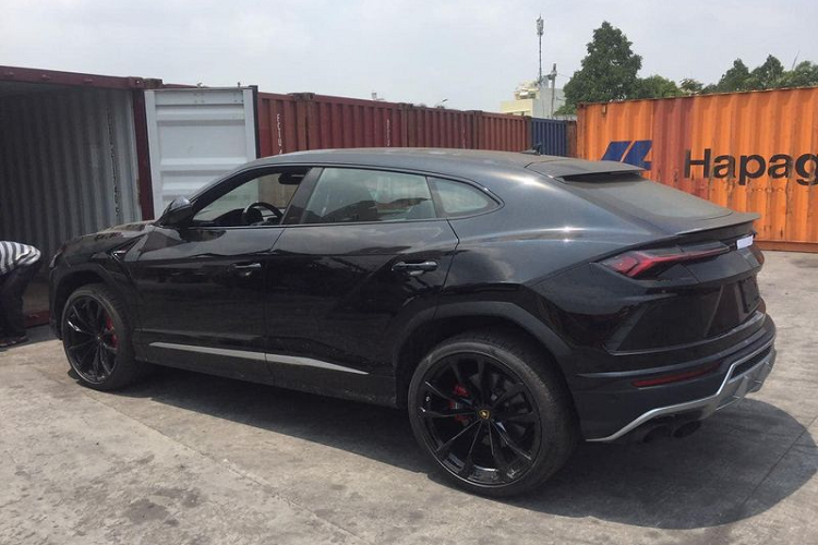 Mới đây, trên trang facebook cá nhân, thiếu gia Đỗ Bình Dương hay còn được gọi với biệt danh "Dương Kon", một tay chơi xe nổi tiếng đất Hà Thành đã bất ngờ chia sẻ loạt ảnh khui công siêu SUV Lamborghini Urus của mình tại cảng Hải Phòng. Được biết, chiếc xe được anh đặt mua từ hồi tháng 11/2019 với mục đích làm món quà dành tặng cho vợ là cựu người mẫu Ngọc Thạch.