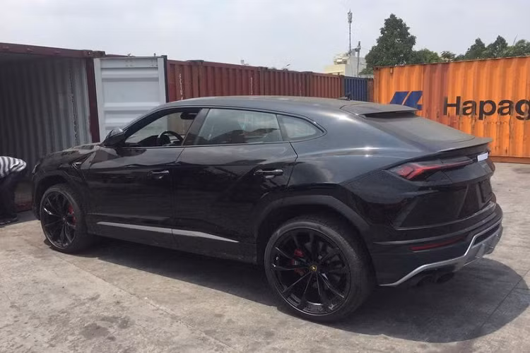 Mới đây, trên trang facebook cá nhân, thiếu gia Đỗ Bình Dương hay còn được gọi với biệt danh "Dương Kon", một tay chơi xe nổi tiếng đất Hà Thành đã bất ngờ chia sẻ loạt ảnh khui công siêu SUV Lamborghini Urus của mình tại cảng Hải Phòng. Được biết, chiếc xe được anh đặt mua từ hồi tháng 11/2019 với mục đích làm món quà dành tặng cho vợ là cựu người mẫu Ngọc Thạch.