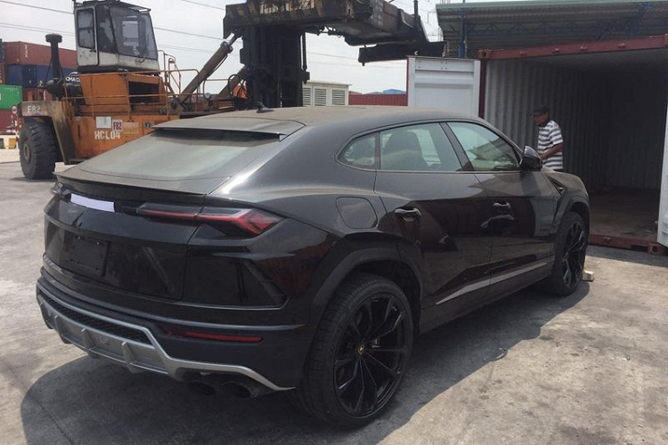 Siêu phẩm Lamborghini Urus của Dương Kon sở hữu nước sơn ngoại thất màu đen huyền bí. Đây có lẽ sẽ là gam màu khá kén khách hàng và cũng là chiếc duy nhất tính đến thời điểm hiện tại sở hữu màu "độc" này tại thị trường Việt Nam.