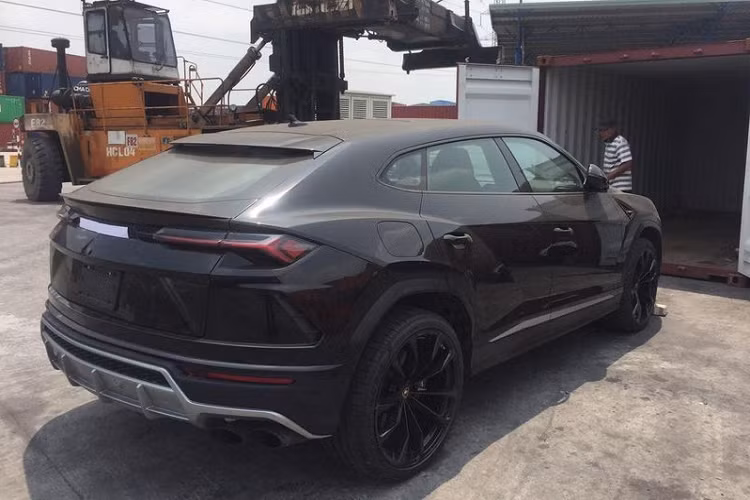 Siêu phẩm Lamborghini Urus của Dương Kon sở hữu nước sơn ngoại thất màu đen huyền bí. Đây có lẽ sẽ là gam màu khá kén khách hàng và cũng là chiếc duy nhất tính đến thời điểm hiện tại sở hữu màu "độc" này tại thị trường Việt Nam.