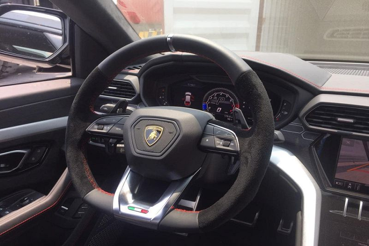 Khoang nội thấy của Lamborghini Urus này cũng có màu đen, tương đồng màu ngoại thất. Xe được trang bị 2 màn hình giải trí và kết nối hệ thống thông tin giải trí Lamborghini (LIS). Ở màn hình trên cùng sẽ đảm nhận nhiệm vụ như hệ thống thông tin giải trí, định vị, điện thoại và thông tin trạng thái xe. Màn hình phía dưới dùng để điều khiển các tính năng như điều hoà nhiệt độ, bàn phím.
