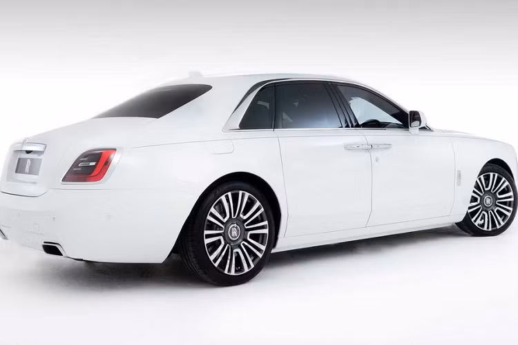 Mẫu xe siêu sang Rolls-Royce Ghost 2021 có các thông số dài x rộng x cao lần lượt là 5.546 x 2.148 x 1.571 mm. Chiều dài cơ sở của xe đạt 3.295 mm, không thay đổi so với thế hệ trước. Tuy nhiên, xe dài hơn 147 mm và rộng hơn 200 mm.