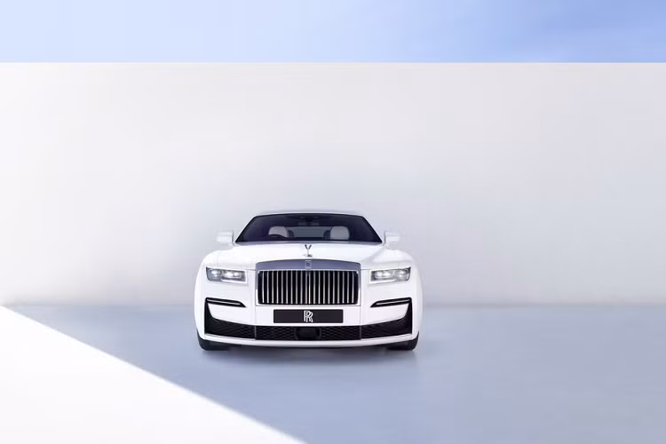 Tại thị trường Mỹ, giá xe Rolls-Royce Ghost 2021 có mức bán ra khởi điểm 332.500 USD, tương đương khoảng 7,7 tỷ đồng.