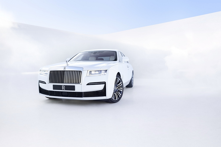 Rolls-Royce Ghost 2021 được trang bị nhiều công nghệ hiện đại như hỗ trợ nhận diện động vật và người đi đường, camera 360 độ, kiểm soát hành trình thích ứng, cảnh báo va chạm, cảnh báo phương tiện cắt ngang phía sau, cảnh báo lệch làn, phát Wi-Fi và tự động đỗ xe.