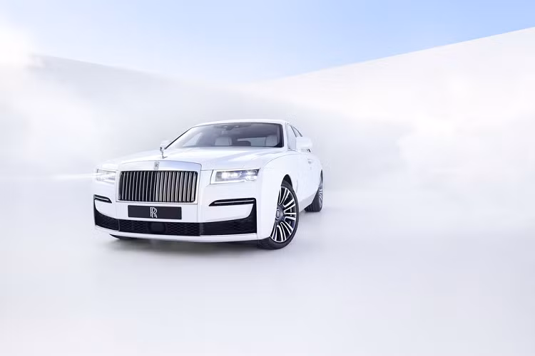 Rolls-Royce Ghost 2021 được trang bị nhiều công nghệ hiện đại như hỗ trợ nhận diện động vật và người đi đường, camera 360 độ, kiểm soát hành trình thích ứng, cảnh báo va chạm, cảnh báo phương tiện cắt ngang phía sau, cảnh báo lệch làn, phát Wi-Fi và tự động đỗ xe.