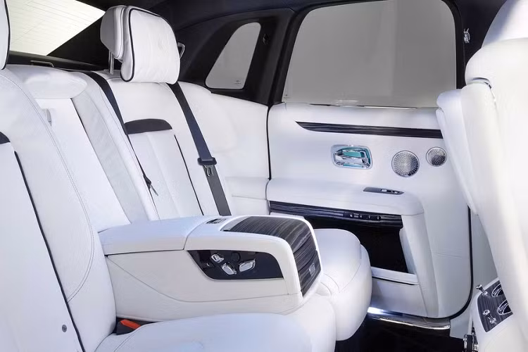 Rolls-Royce Ghost thế hệ mới được bổ sung tính năng mở cửa bằng nút bấm. Song song với trần sao trứ danh, xe còn có màn hình sao chứa hơn 850 điểm sáng LED và logo Ghost nằm trên táp-lô. 