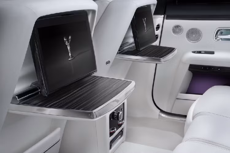 Với hơn 100 kg vật liệu cách âm cùng nhiều công đoạn kiểm tra về tiếng ồn, Rolls-Royce Ghost 2021 mang tới không gian cabin yên tĩnh và thoải mái nhất cho các hành khách.