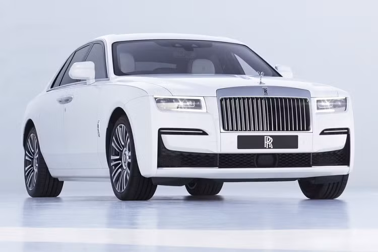 Mẫu xe siêu sang Rolls-Royce Ghost 2021 mới này thuộc thế hệ thứ hai được phát triển trên nền tảng Architecture of Luxury, tương tự Phantom VIII và Cullinan. Với khung gầm làm từ nhôm, nền tảng mới giúp khối lượng của xe giảm đáng kể. 