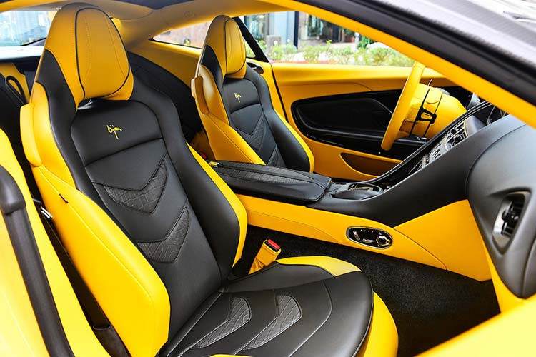 Nội thất của chiếc xe cũng được phối bởi hai màu sắc đen vàng quen thuộc. Các phần gỗ veneer trong xe được thiết kế với các họa tiết Bijan thu nhỏ kết hợp cùng các chất liệu da cao cấp, đặc biệt nhất chính là chất liệu da cá sấu. Có thể nói, với phong cách phối màu lạ mắt cũng như sự tài hoa trong việc lựa chọn chất liệu, chiếc xe mang đậm bản sắc Bijan.