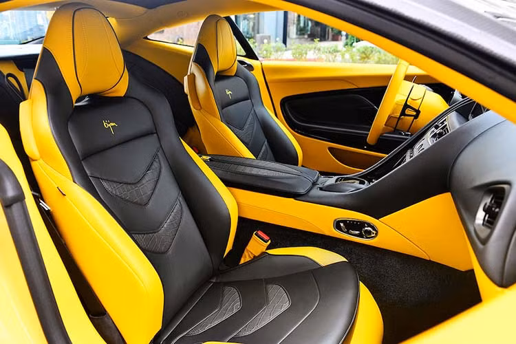 Nội thất của chiếc xe cũng được phối bởi hai màu sắc đen vàng quen thuộc. Các phần gỗ veneer trong xe được thiết kế với các họa tiết Bijan thu nhỏ kết hợp cùng các chất liệu da cao cấp, đặc biệt nhất chính là chất liệu da cá sấu. Có thể nói, với phong cách phối màu lạ mắt cũng như sự tài hoa trong việc lựa chọn chất liệu, chiếc xe mang đậm bản sắc Bijan.