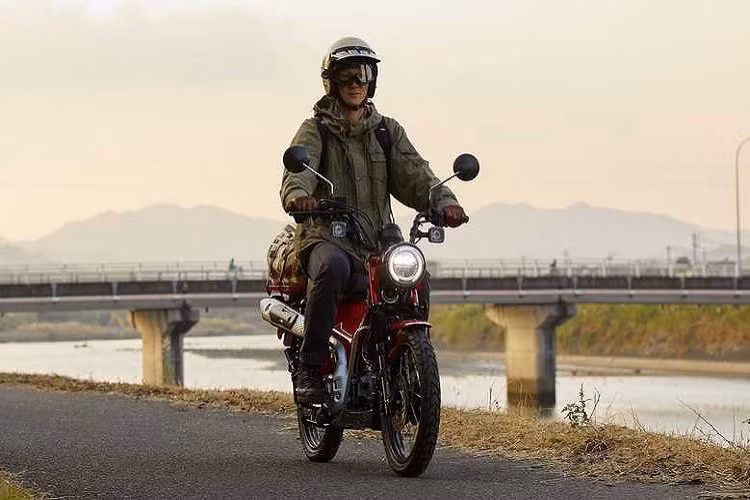Theo thông số kỹ thuật, Honda Trail 125 ABS 2021 được trang bị hệ thống phanh đĩa tiêu chuẩn ở cả trước và sau tích hợp phanh ABS kênh đơn, baga ở yên sau có tiết diện lớn, giúp người dùng có thể đặt hành lý, chằng buộc đồ một cách dễ dàng hơn.