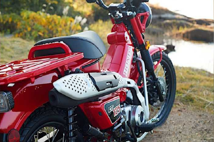 Tại Mỹ, Honda Trail 125 2021 chỉ có một tùy chọn màu sắc là Đỏ, thiếu đi tùy chọn màu Nâu như một số thị trường khác. Giá xe Honda CT125 ABS 2021 tại Mỹ được niêm yết ở mức 3.899 USD, tương đương với 90 triệu đồng.