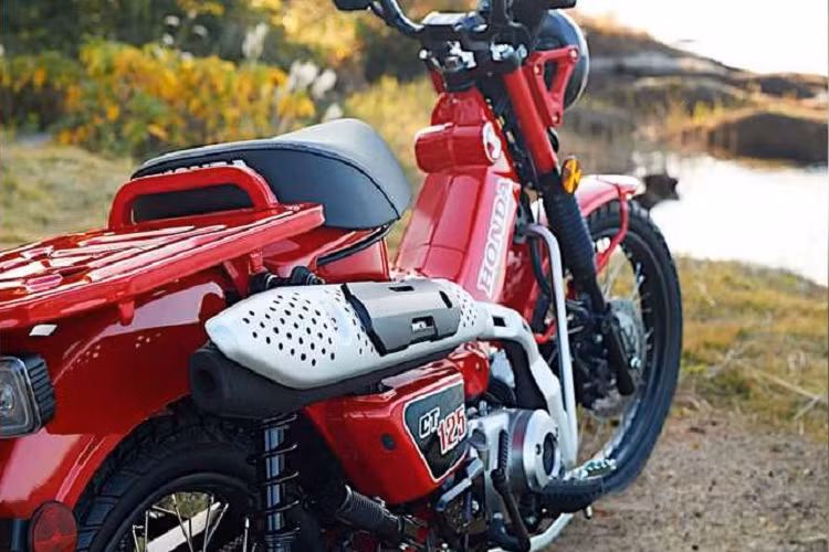 Tại Mỹ, Honda Trail 125 2021 chỉ có một tùy chọn màu sắc là Đỏ, thiếu đi tùy chọn màu Nâu như một số thị trường khác. Giá xe Honda CT125 ABS 2021 tại Mỹ được niêm yết ở mức 3.899 USD, tương đương với 90 triệu đồng.