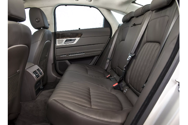 Nội thất Jaguar XF mang thiết đơn giản, sang trọng mang vẻ đẹp tinh tế của xe Anh Quốc. Xe đi kèm với nhiều trang bị tiện nghi như: cửa sổ trời, gương chiếu hậu chống chói tự động, đèn nội thất, hệ thống điều hòa 2 vùng độc lập. Trang bị màn hình cảm ứng 7 inch trung tâm, đồng hồ hỗ trợ lái kiểu analog truyền thông được tích hợp màn hình phụ trung tâm TFT, hệ thống giải trí với loa Meridian. Vô lăng thể thao, núm xoay sang số đặc trưng của thương hiệu “báo Anh” nổi lên khi xe khởi động.