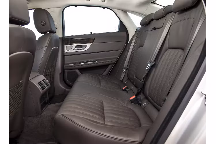 Nội thất Jaguar XF mang thiết đơn giản, sang trọng mang vẻ đẹp tinh tế của xe Anh Quốc. Xe đi kèm với nhiều trang bị tiện nghi như: cửa sổ trời, gương chiếu hậu chống chói tự động, đèn nội thất, hệ thống điều hòa 2 vùng độc lập. Trang bị màn hình cảm ứng 7 inch trung tâm, đồng hồ hỗ trợ lái kiểu analog truyền thông được tích hợp màn hình phụ trung tâm TFT, hệ thống giải trí với loa Meridian. Vô lăng thể thao, núm xoay sang số đặc trưng của thương hiệu “báo Anh” nổi lên khi xe khởi động.