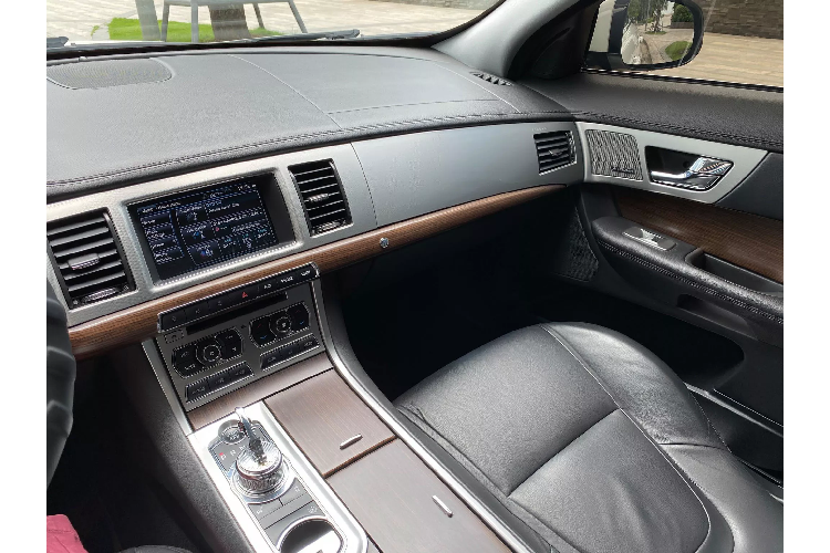 Ngoại thất của Jaguar XF mang thiết kế gợi cảm, đơn giản, thanh lịch và một chút dáng vóc thể thao. Phần đầu xe được thiết kế nổi bật với cụm lưới tản nhiệt cỡ lớn với thiết kế bo tròn đặc trưng, ngay chính giữa là logo “Jaguar” hình mặt báo làm điểm nhấn. Trang bị đèn pha bi-xenon tự động tích hợp đèn LED ban ngày tạo hình chữ “J”.