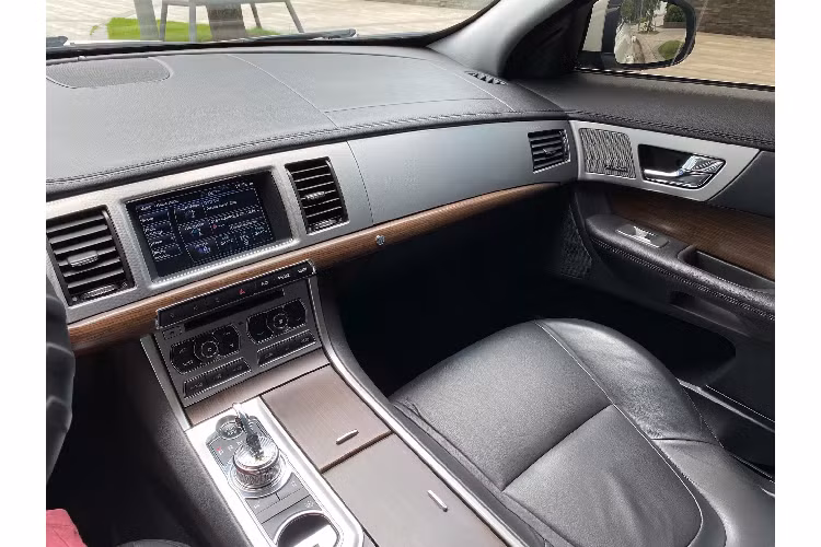 Ngoại thất của Jaguar XF mang thiết kế gợi cảm, đơn giản, thanh lịch và một chút dáng vóc thể thao. Phần đầu xe được thiết kế nổi bật với cụm lưới tản nhiệt cỡ lớn với thiết kế bo tròn đặc trưng, ngay chính giữa là logo “Jaguar” hình mặt báo làm điểm nhấn. Trang bị đèn pha bi-xenon tự động tích hợp đèn LED ban ngày tạo hình chữ “J”.