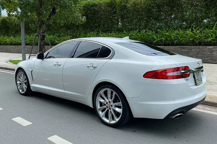 Bên dưới nắp ca-pô Jaguar XF phiên bản này là động cơ xăng 4cyl thẳng hàng dung tích 2.0L tăng áp (Si4) sản sinh công suất tối đa 240 mã lực tại 5.500 vòng/phút và đạt mô-men-xoắn cực đại 340 Nm tại dải vòng tua từ 2.000 – 4.000 vòng/phút. Sức mạnh truyền xuống cầu sau (RWD) thông qua hộp số tự động 8 cấp (8AT). Jaguar XF đi kèm với các chế độ lái gồm Normal (bình thường), Winter (tuyết)và Dynamic (thể thao).