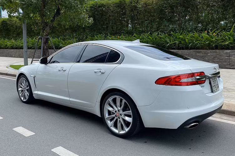 Bên dưới nắp ca-pô Jaguar XF phiên bản này là động cơ xăng 4cyl thẳng hàng dung tích 2.0L tăng áp (Si4) sản sinh công suất tối đa 240 mã lực tại 5.500 vòng/phút và đạt mô-men-xoắn cực đại 340 Nm tại dải vòng tua từ 2.000 – 4.000 vòng/phút. Sức mạnh truyền xuống cầu sau (RWD) thông qua hộp số tự động 8 cấp (8AT). Jaguar XF đi kèm với các chế độ lái gồm Normal (bình thường), Winter (tuyết)và Dynamic (thể thao).