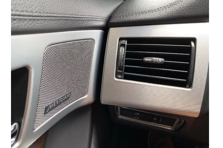 Nắp ca-pô và thân xe mang nhiều đường gân dập nổi mạnh mẽ, đồng thời giúp chiếc sedan thanh thoát, sang trọng và cứng cáp hơn. Nhìn chung, thiết kế Jaguar XF khá bền dáng theo thời gian, nhìn vào ít có cảm giác xe bị lỗi thời.