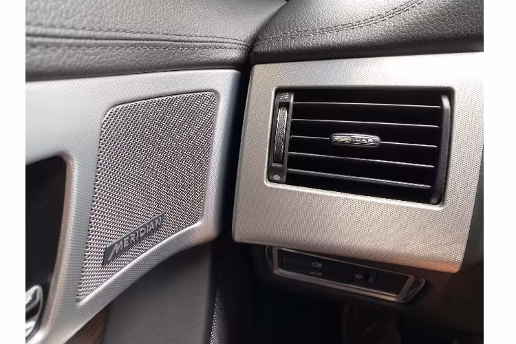 Nắp ca-pô và thân xe mang nhiều đường gân dập nổi mạnh mẽ, đồng thời giúp chiếc sedan thanh thoát, sang trọng và cứng cáp hơn. Nhìn chung, thiết kế Jaguar XF khá bền dáng theo thời gian, nhìn vào ít có cảm giác xe bị lỗi thời.