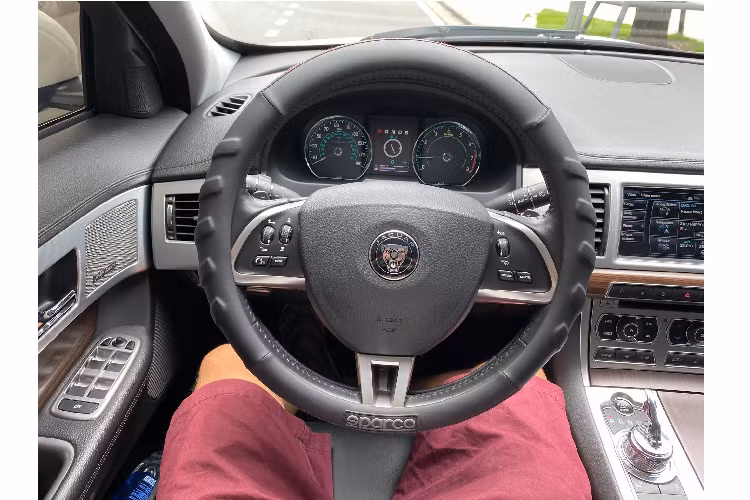 So với các đại diện đến từ Đức, dòng xe Jaguar XF không thực sự phổ biến bằng, khá kén người chơi. Trên thực tế, xe sang đời cũ mang thương hiệu “báo Anh” thường mất giá khá nhanh, và khó bán hơn so với các mẫu xe Đức hay xe Nhật.