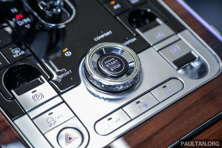 Đặc biệt, lần đầu tiên trên Flying Spur, biểu tượng Bentley Flying B có thể thu gọn vào trong nắp ca-pô và có thể phát sáng như một phần của chuỗi đèn chào khi người lái đến gần xe.