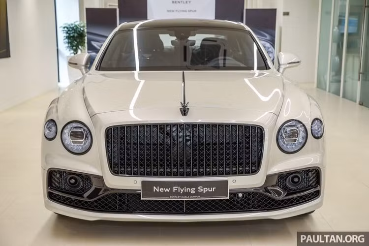 Nhờ phân bổ trọng lượng tốt hơn kết hợp hệ dẫn động AWD, Bentley Flying Spur hoàn toàn mới cung cấp những chuyến đi êm ái và mượt mà hơn đáng kể, xe có thể tăng 60% lượng khí cho lò xo khí nén của hệ thống treo. Ngoài ra, Flying Spur 2020 cũng được trang bị hệ thống phanh trước 420mm, lớn hơn so với đời cũ để phù hợp với sức mạnh mới của chiếc sedan siêu sang.