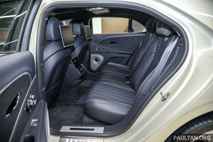 Ở thế hệ thứ ba, mẫu xe siêu sang Bentley Continental Flying Spur đã có sự thay đổi về kích thước với chiều dài, chiều rộng được gia tăng một chút so với đời cũ, nâng chiều dài tổng thể của xe đạt mức 5.304mm, chiều dài cơ sở 3.195mm (tăng 130mm).