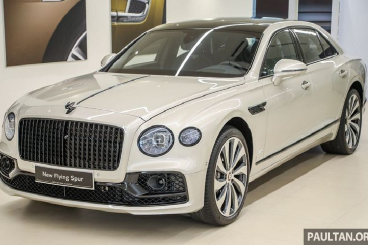 Về thiết kế, sự sang trọng vẫn luôn là yếu có thừa trên mọi chiếc xe mang logo Bentley và tất nhiên, Continental Flying Spur thế hệ mới cũng không phải ngoại lệ. Phong cách trẻ trung nhưng xa xỉ chính là xu hướng mà hãng xe nước Anh đang hướng tới.
