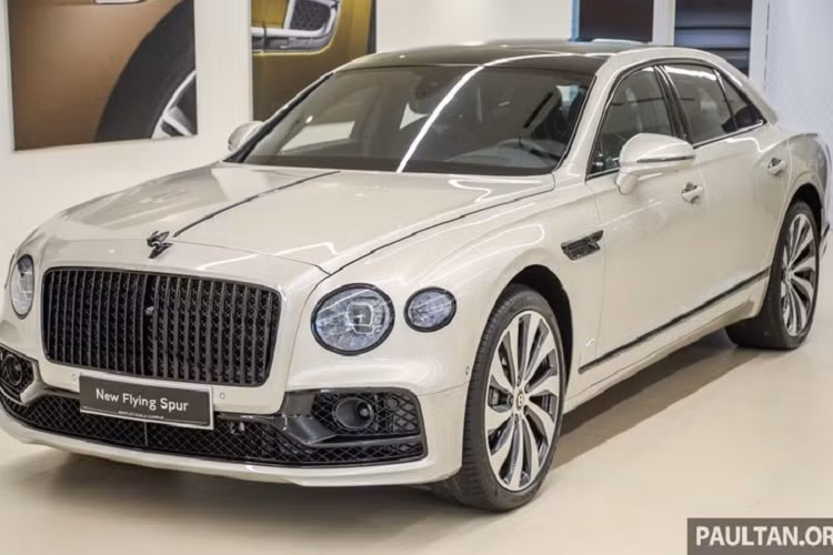 Về thiết kế, sự sang trọng vẫn luôn là yếu có thừa trên mọi chiếc xe mang logo Bentley và tất nhiên, Continental Flying Spur thế hệ mới cũng không phải ngoại lệ. Phong cách trẻ trung nhưng xa xỉ chính là xu hướng mà hãng xe nước Anh đang hướng tới.