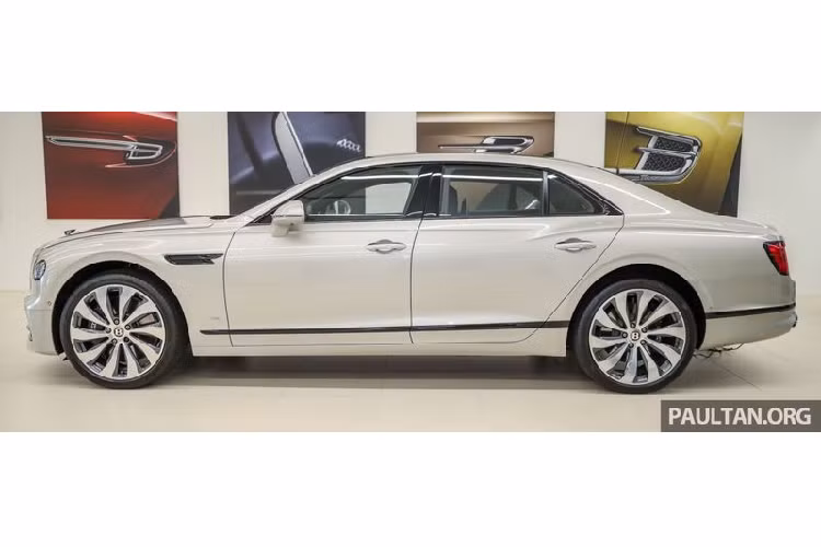 Thông qua hộp số tự động 8 cấp và hệ dẫn động 4 bánh toàn thời gian, chiếc sedan nặng 2.435 kg có thể tăng tốc từ 0 - 100 km/h chỉ trong 3,8 giây, tốc độ tối đa đạt 333 km/h. Rất có thể, sau Singapore, Thái Lan và Malaysia, dự kiến Việt Nam cũng sẽ sớm đón nhận mẫu sedan siêu sang tới từ nước Anh này