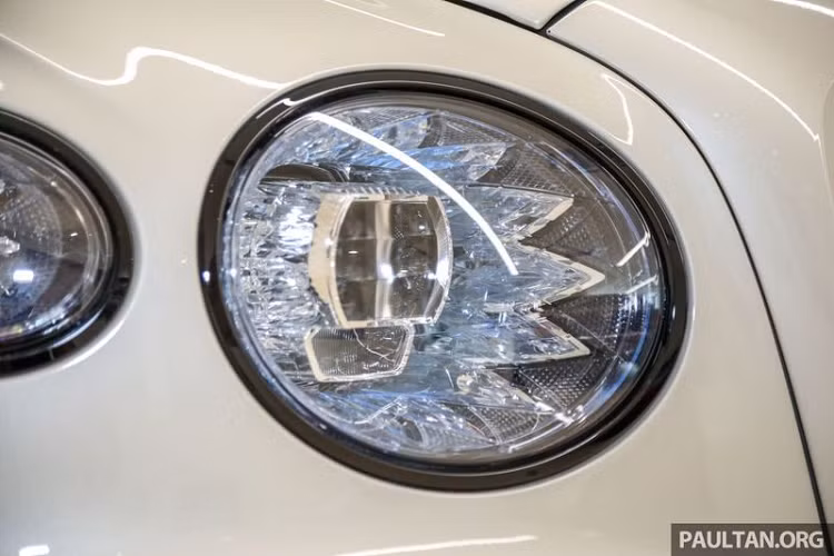 Flying Spur 2020 được đánh giá là chiếc Flying Spur thể thao nhất từ trước đến nay bởi vì đây là lần đầu tiên một mẫu xe Bentley được trang bị hệ dẫn động bốn bánh toàn thời gian, giúp giảm bán kính quay đầu ở tốc độ thấp, đồng thời chủ động điều chỉnh tỉ lệ phân bố tùy điều kiện xe vận hành.