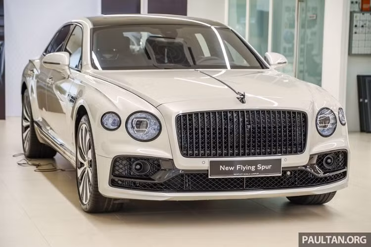 Mới đây, Bentley Anh Quốc đã chính thức vén màn mẫu sedan siêu sang Continental Flying Spur 2020 tại thị trường Thái Lan. Cũng giống như nhiều thị trường khác trong khu vực, Bentley Continental Flying Spur 2020 mới cũng sẽ được bán ra tại đất nước Chùa Vàng với một phiên bản động cơ W12 6.0L duy nhất, đi kèm với đó là giá bán niêm yết từ 699.000 USD (tương đương 16,7 tỷ đồng)
