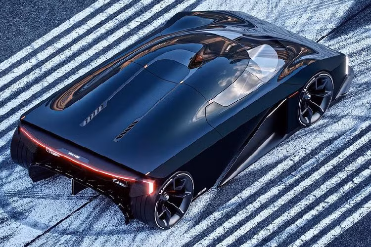 So với hai mẫu đàn anh là Koenigsegg Regera và Gemera, chiếc concept này sở hữu kích thước thon gọn hơn đáng kể. Nâng đỡ cho mẫu siêu xe này là một hệ khung gầm monocoque bằng sợi carbon trong khi sẽ chỉ có 3 chỗ ngồi xuất hiện.
